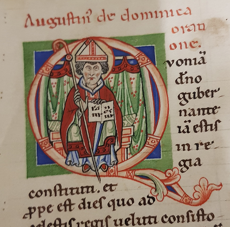 Augustinus thront in der Q-Initiale mit dem aufgeschlagenen lateinischen Vaterunser (Cod. Guelf. 204 Helmst., fol. 3v, 1176–1200)